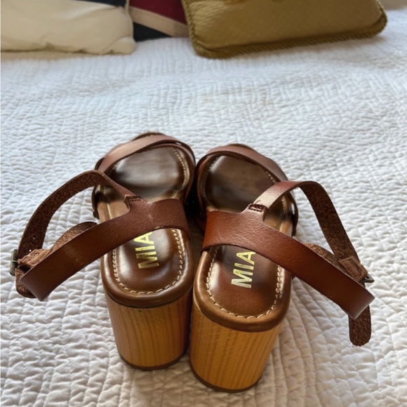 Elegant Brown Platform Sandals - Picture 3 of 5